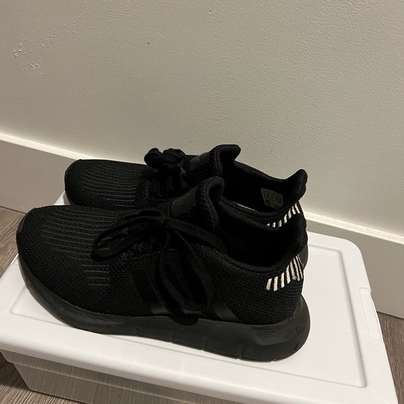 adidas Shoes - Adidas shoes in size 6